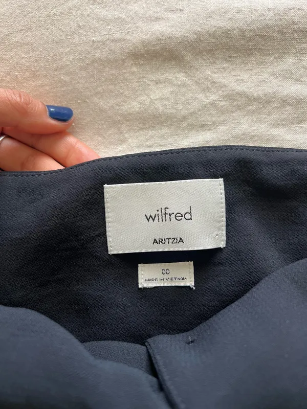 Aritzia Wilfred black halter vest in size 00 - Image 3