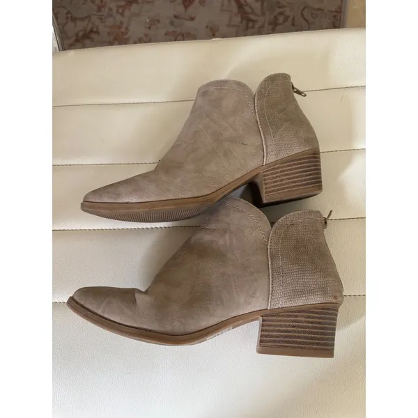 Maurices Bella Chop Out Ankle Boots Taupe Tan Reptile Texture Pointed Toe 7M - Image 6