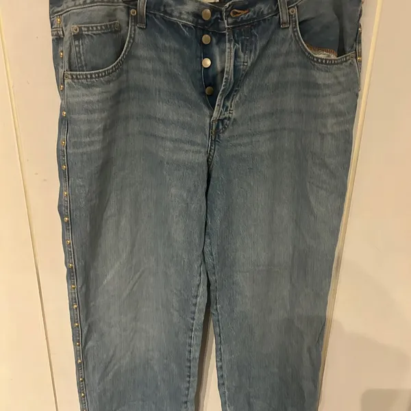 Women’s Universal Threads Mid Rise 90’s Baggy Blue Jeans with gold hardware - Image 4