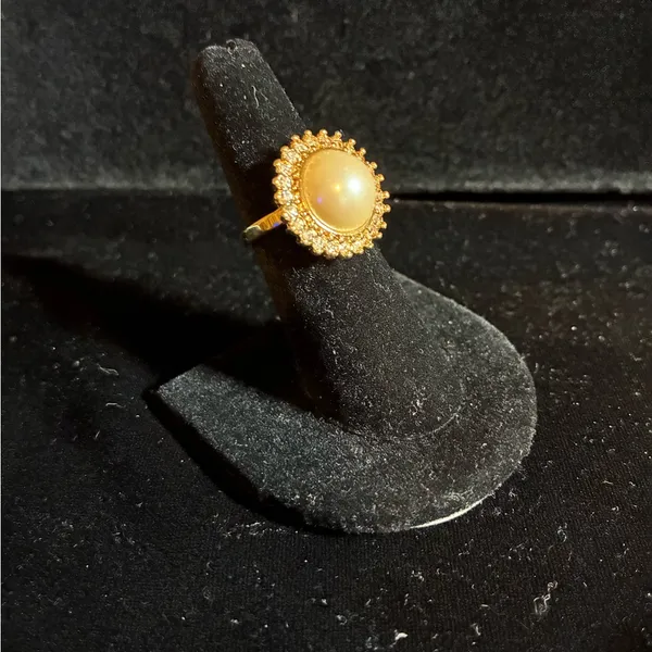 Vintage Cocktail Ring Faux Pearl Rhinestones Size 6 - Image 2