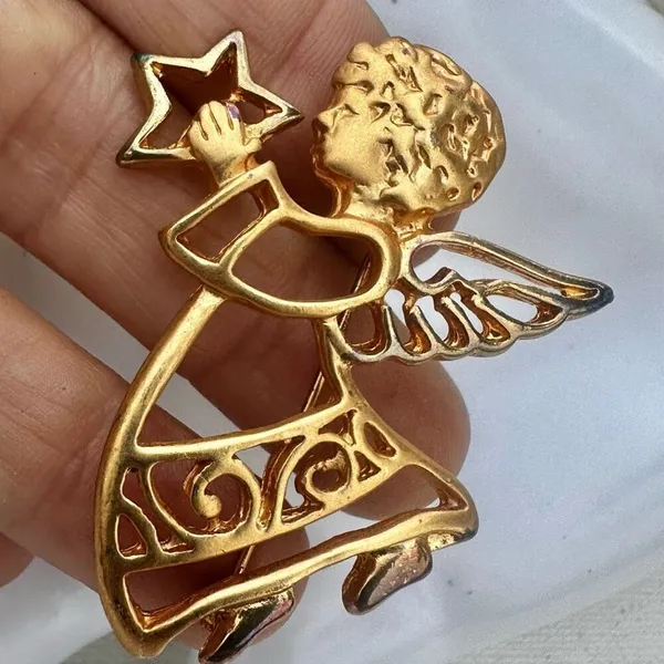 Gold tone angel holding star brooch - Image 5