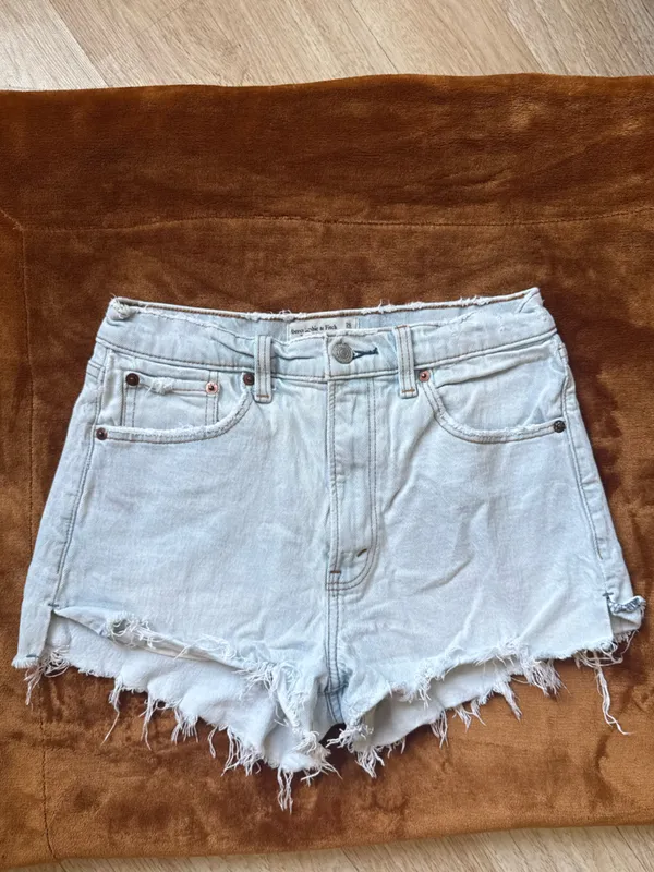Abercrombie and Fitch High Rise Mom Short Size 26 - Image 3
