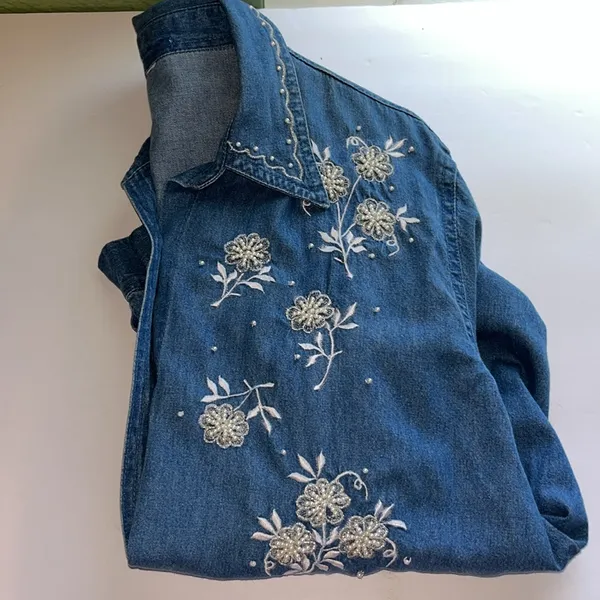 Vintage Floral Embroidered Denim Shirt with faux pearl details 80s 90s - Image 7