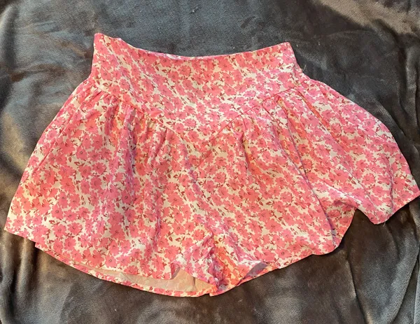 SheIn Pink Floral Wide Leg Shorts - Image 4