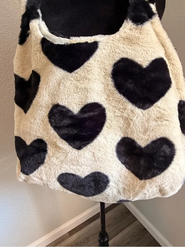 Faux Fur Heart Tote Bag - Black Hearts on Cream - Image 3