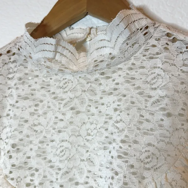 ARIZONA JEANS White Lace Ruffle Top - Image 4