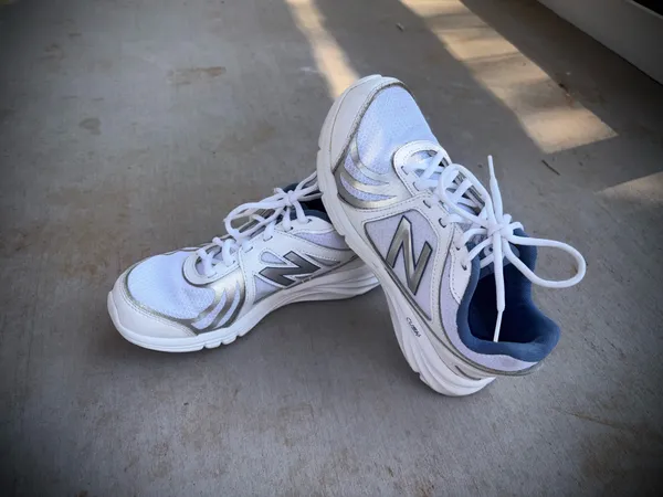 New Balance 496 V3 Women's Walking Sneakers Sz 6.5 - Image 9
