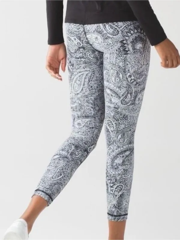 Lululemon Black & White Paisley High Times Athleisure Yoga Leggings - Size 6 - Image 2