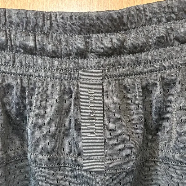 Lululemon Relaxed-Fit Mesh Training Short 8" NWT Sz 4, Black. - Image 4