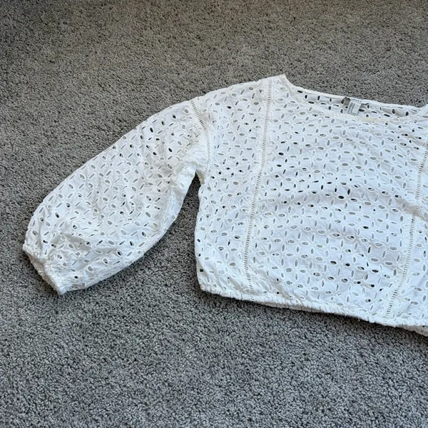 Forever 21 White Eyelet Cropped Blouse Size Medium - Image 2