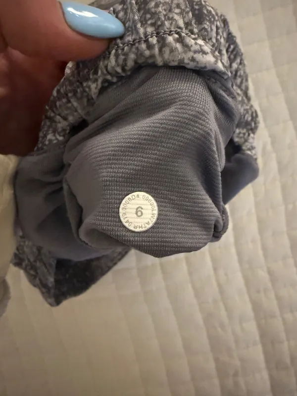 Lululemon Shorts Hotty Hot 2.5" - Image 4