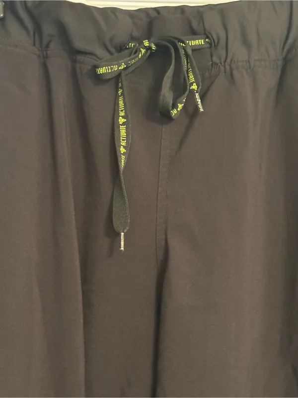 Women's Activate by Med Couture Black 8747 Yoga Cargo Scrub Pants Size XL Petite - Image 4