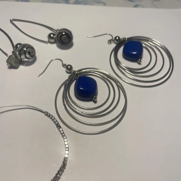 Women’s Lot Of 4 Silver Tone Dangle Costume Earrings Pierced Beaded Mix - Image 4