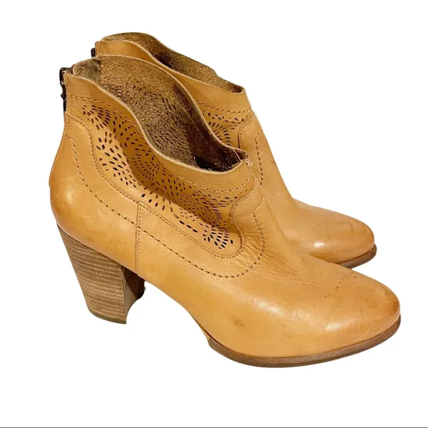 Ugg Size 9 Tan‎ Thames Distressed Perforated Stacked Heel Leather Ankle Bootie - Image 3