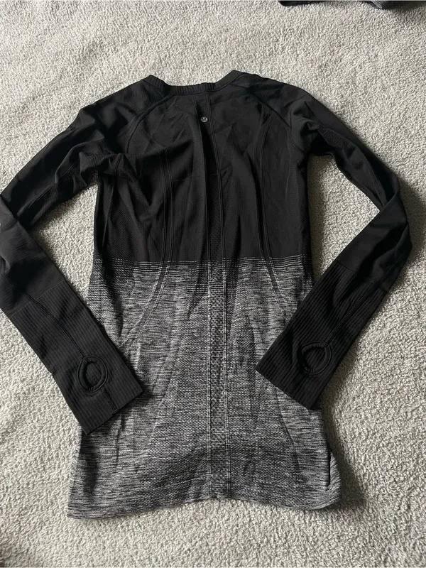 lululemon athletica Black to Gray Ombre Swiftly Long-Sleeve Performance Size 4 - Image 5