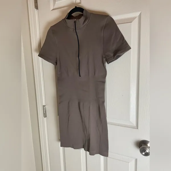 OQQ Seamless Ribbed Quarter-Zip Bodycon Mini Dress - Coffee Brown - Size L - Image 2