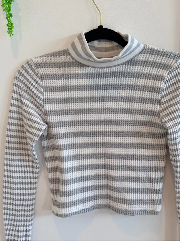 Aerie Striped Gray & White Mock Neck Long Sleeve Thermal Crop Top Size Small - Image 4