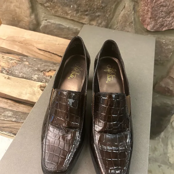 Life Stride Sophisticated Brown Crocodile Pattern Loafers 9 1/2 M - Image 2
