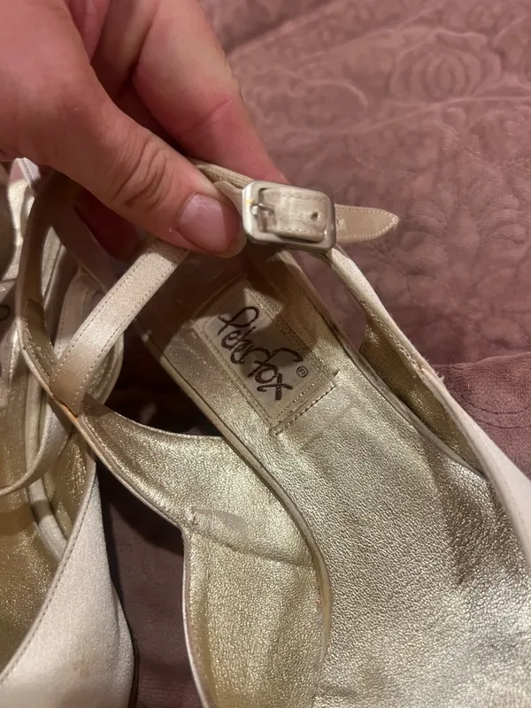 Pointed Slingback Heels in Light Cream with Adjustable Strap Size 8 - Image 3