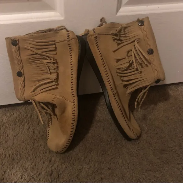 Minnetonka size 7 light brown moccasins - Image 2