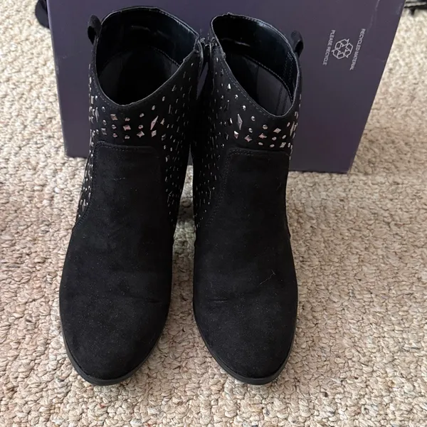JENNIFER LOPEZ Black Suede Ankle Boots with Pink Stud Detail - Women's 8.5 - Image 7