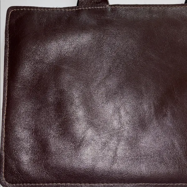 Source Unknown BROWN LEATHER VINTAGE HAND BAG DESIGN ON ONE SIDE ZIP MIDDLE POCKET INSIDE - Image 4