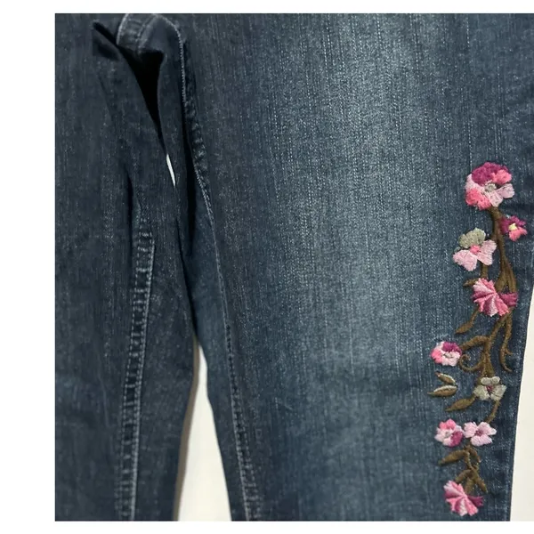 Crown & Ivy Petite Skinny Blue Jeans w/Floral‎ Pink Embroidered Design Size 6PR - Image 6