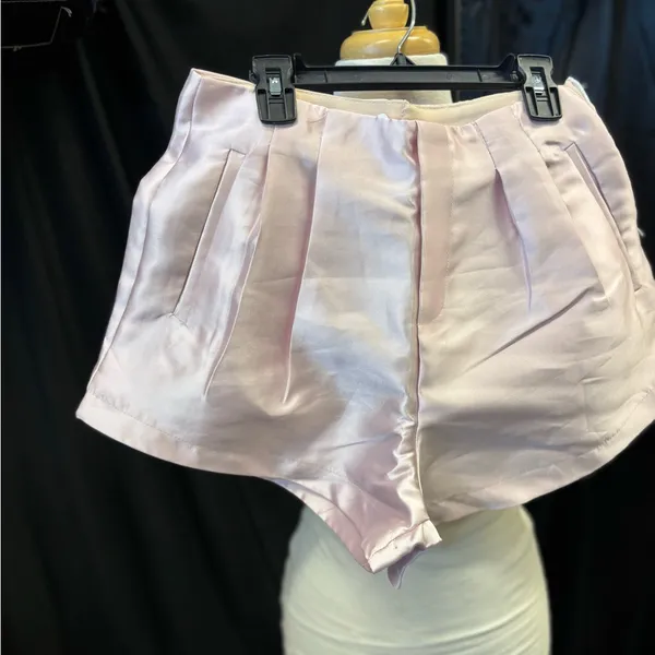 Banana Republic Pale Pink Satin High Waisted Pleated Shorts with Pockets and Side Zipper - Image 2