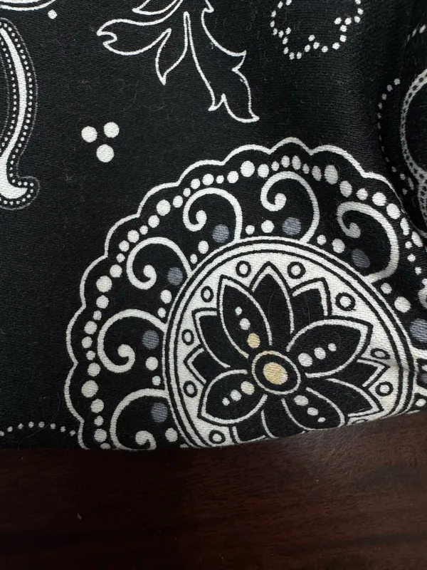 ThirtyOne Boutique Black and White Floral Print Cosmetic Bag - Image 4