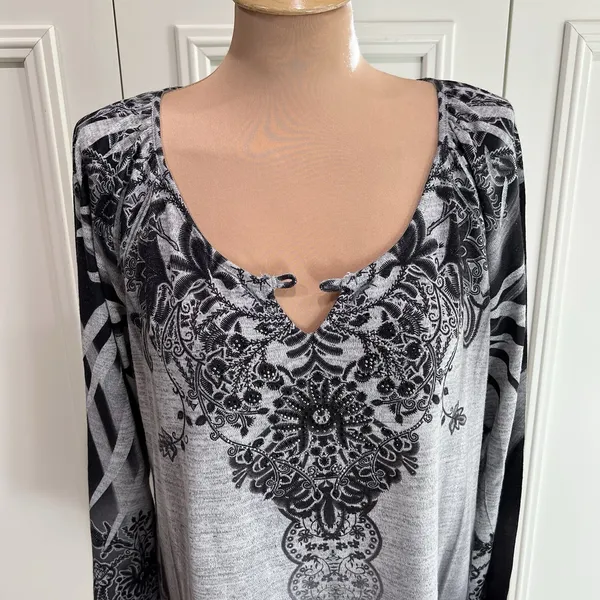 World Unity Women's Floral‎ Sweater Top Size XL Gray Rhinestone Studded Boho - Image 2