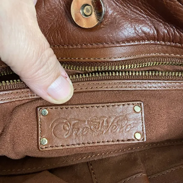 TreVero tan leather shoulder bag with gold hardware Brown - Image 3