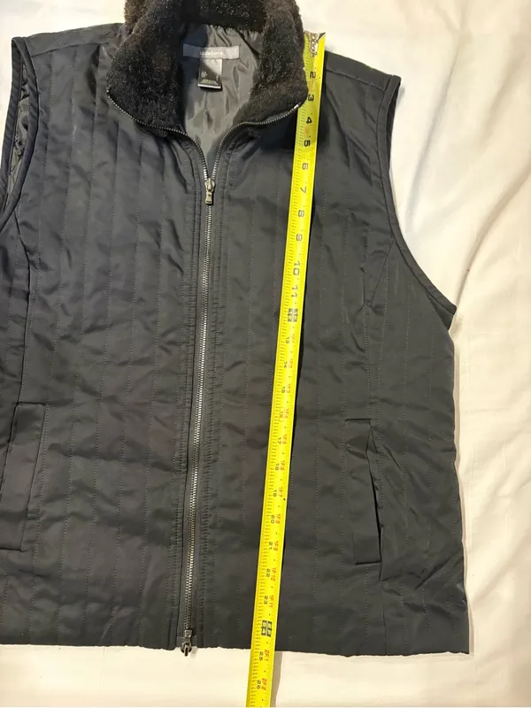 Liz Claiborne Women’s Black Quilted Zip-Up Vest with Faux Fur Collar Size L - Image 7