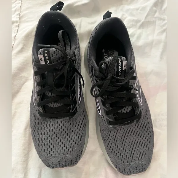 Women’s Brooks Levitate 5 Running Shoes size 8 - Image 2