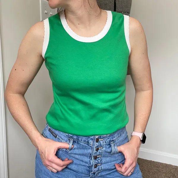 70s vintage Kelly green knit tank top with scalloped trim - Image 5
