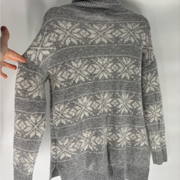 Cupcakes & Cashmere Super Soft Snowflake Sweater - Image 4