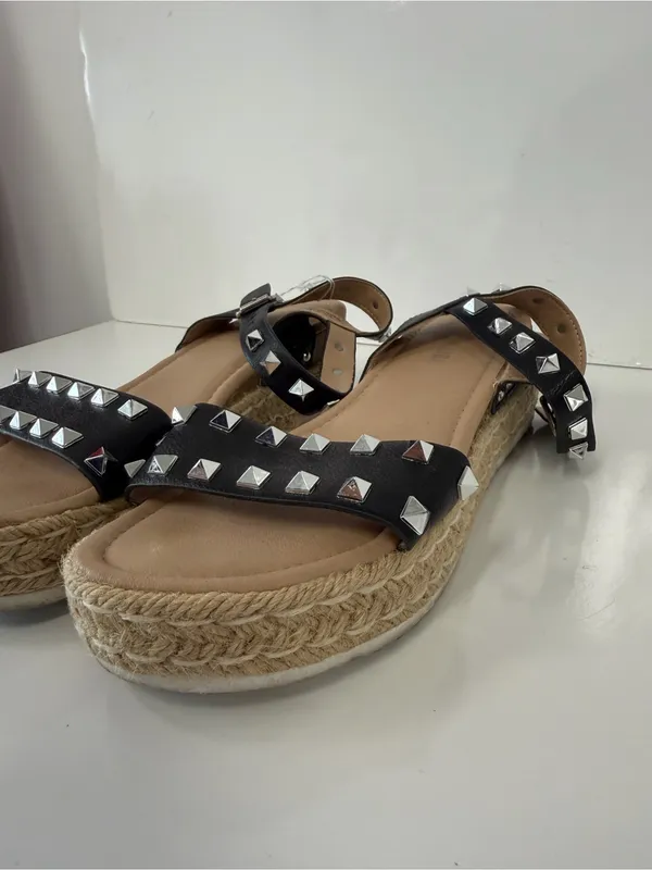 Cushionaire Melissa Women’s Black Studded Espadrille Platform Sandals. Size: 8.5 - Image 3