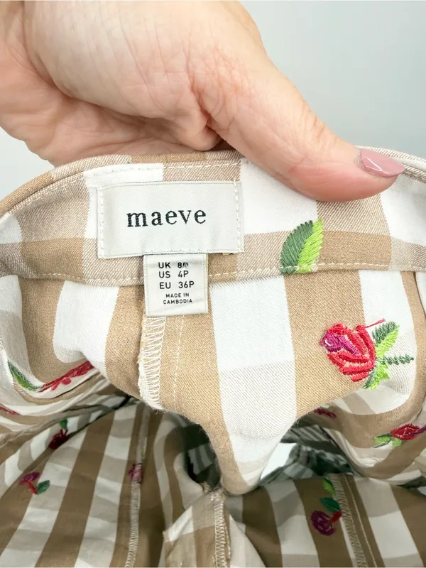 Anthropologie Maeve Tan/White Gingham Capri Floral Embroidered Pants Size 4P - Image 4