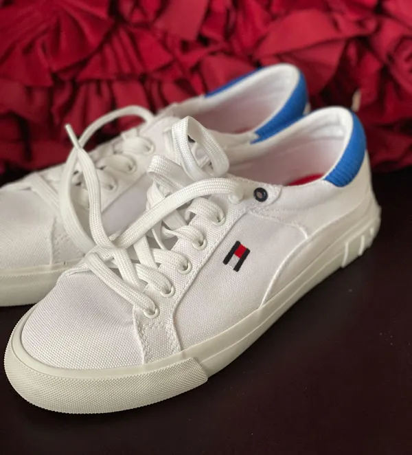 Tommy Hilfiger women’s brand new finice lace up sneaker size 8 avail - Image 11