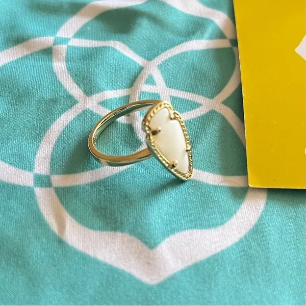 Kendra Scott Skylen ring gold-plated with milky white arrowhead shaped stone - Image 2