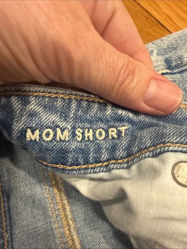American Eagle women’s mom Jean shorts size 00. - Image 4
