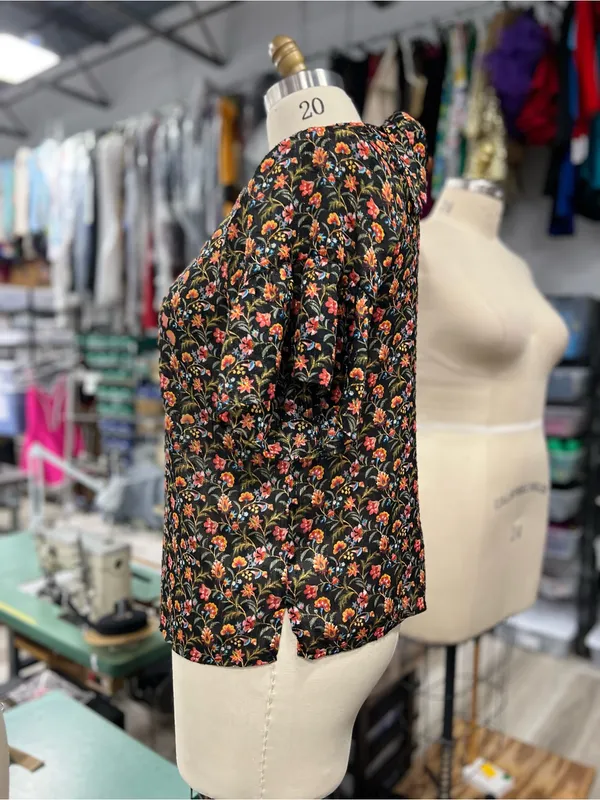 Women's LOFT Black Floral Print Flutter Sleeve Blouse L - Image 5