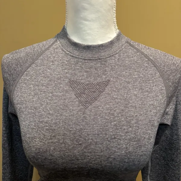 Gymshark Shirt Womens Medium Gray Seamless Crop Top Neutral Workout Athleisure‎ - Image 3