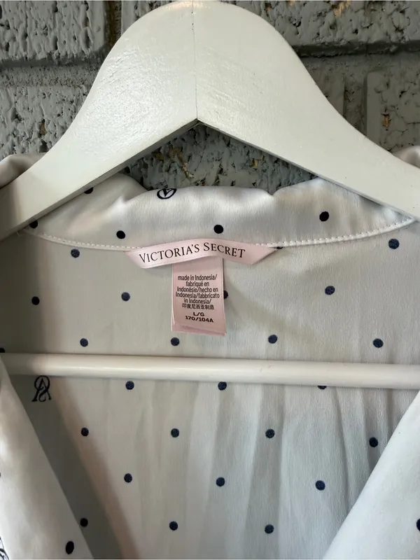 Victoria's Secret White Short Pajama Set with Navy Dot Print - Image 4
