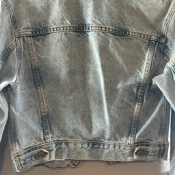 Brandy Melville John Galt Cropped Denim Jacket - Image 9