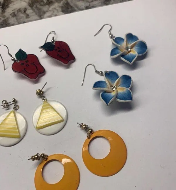 Lot Of 5 Costume Earrings Pierced Dangle Variety - Image 4