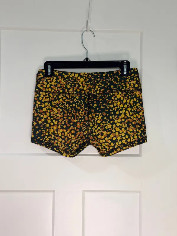 Women’s Fleo Daisy Confetti 3.25” inseam shorts size medium - Image 3