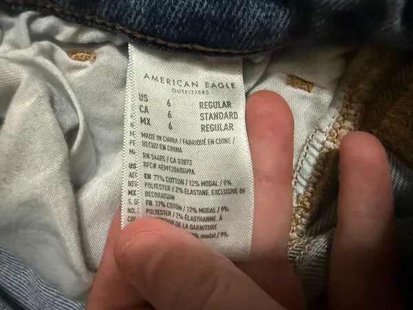 American eagle distressed mom jeans size 6 - Image 3
