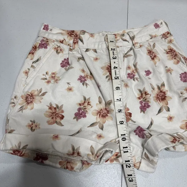 American Eagle Mom Short Womens 4 High Waist Cuffed Pleated Off White Floral - Image 9