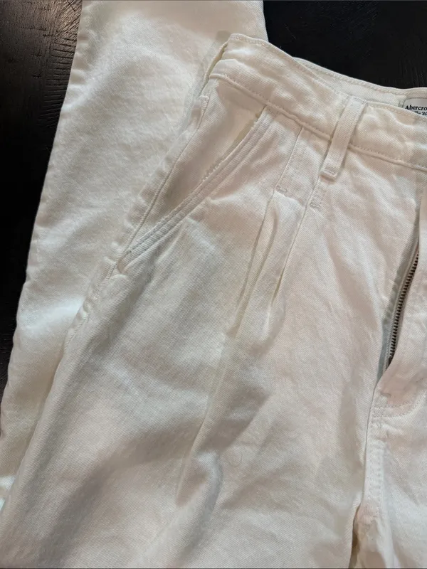 Abercrombie & Fitch White Pleated Chinos - Image 3