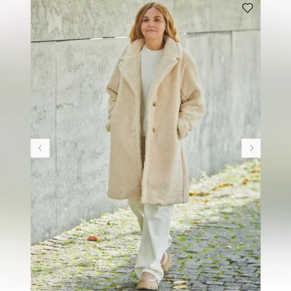 Uniqlo Women's Cream Sherpa Coat - Image 4